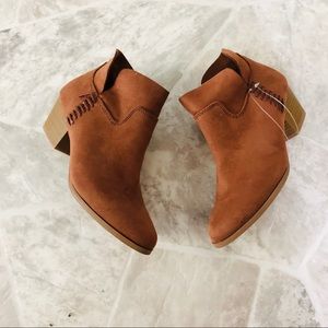 NWOT QUIPD vegan faux tan suede braided ankle western booties Size 6